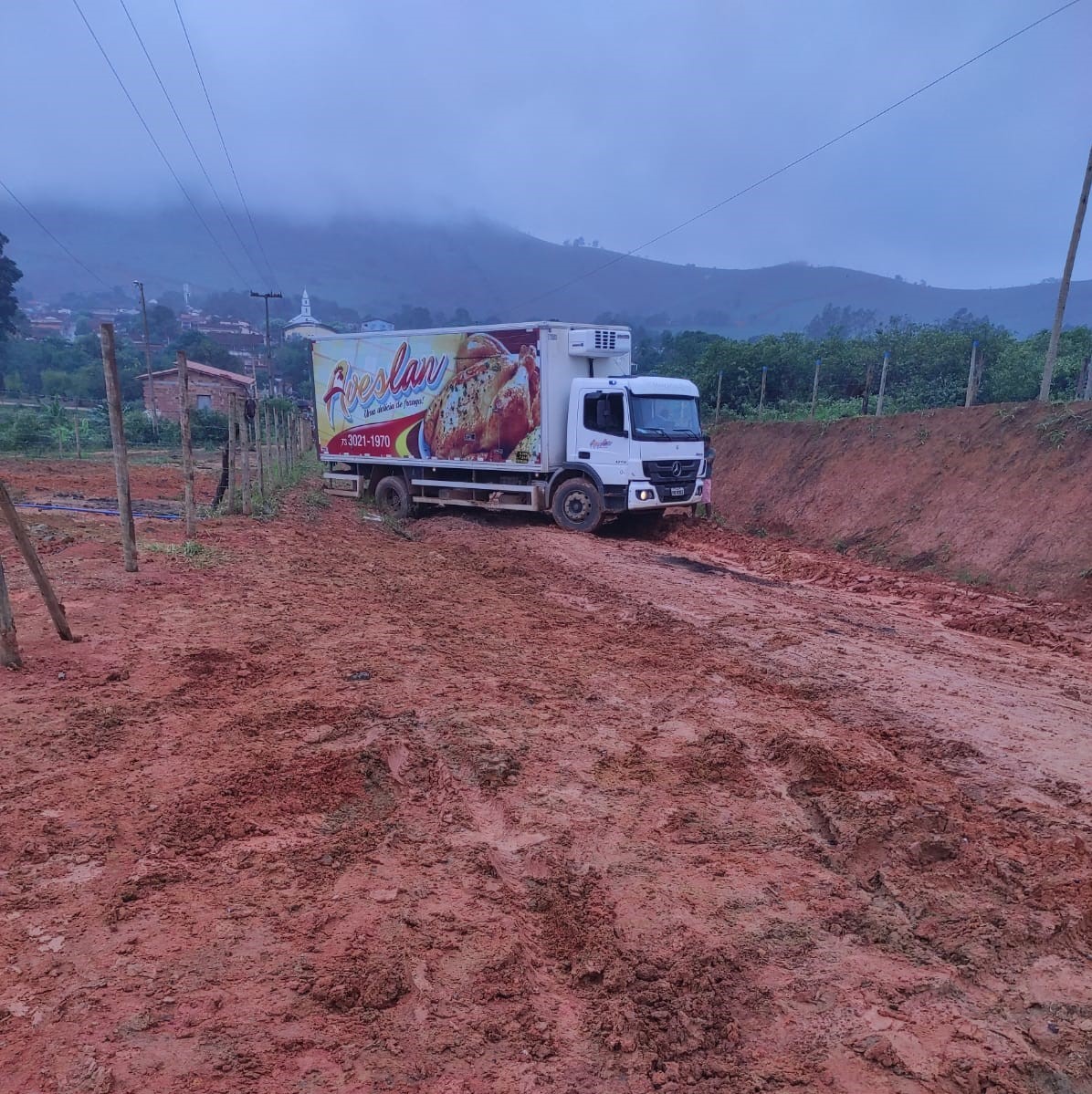 Caminhão e entrega atolado