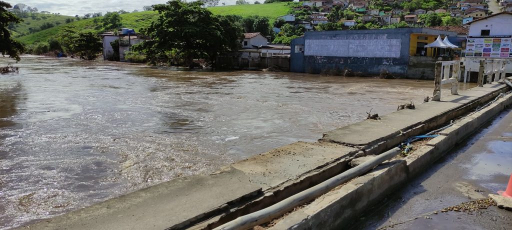 Ponte Central de Medeiros Neto. Ainda danificada pela enchente 09/12