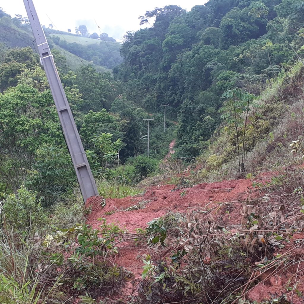 Deslizamento em estrada de acesso aos Fernandes