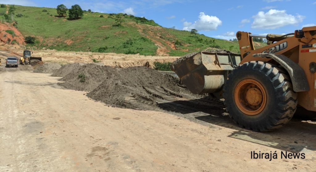 Máquinas trabalhando em rota alternativa em Medeiros Neto 
