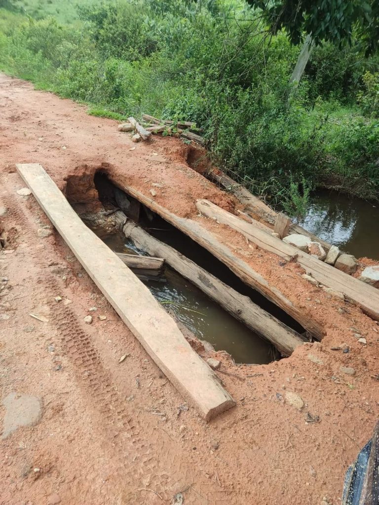 Ponte da destruída na estrada do Corrego Novo 