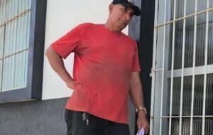 “Tikão” se apresenta à polícia, alega legítima defesa e evita prisão após matar o próprio irmão com um tiro na cabeça