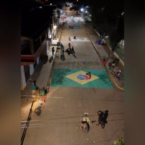 Moradores de Ibirajá se reúnem para pintar trecho da Rua Oscar Cardoso em clima de Copa do Mundo